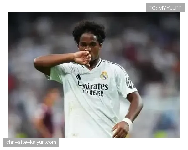 终场哨响，摩纳哥主帅克莱门特独自留在教练席凝视记分牌